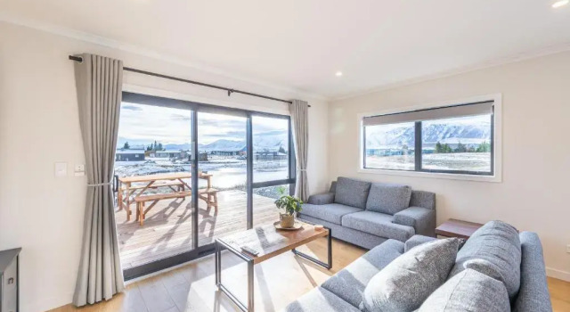 Апартаменты Mirror Lake Apartment