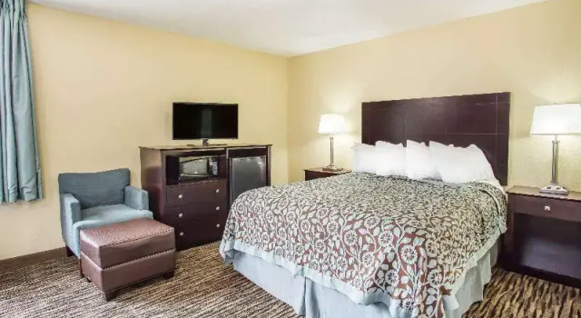 Люкс Standard Days Inn by Wyndham Evansdale Waterloo
