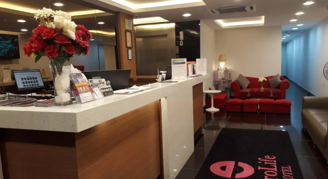 Кровать в общем номере Alaxis Hotel