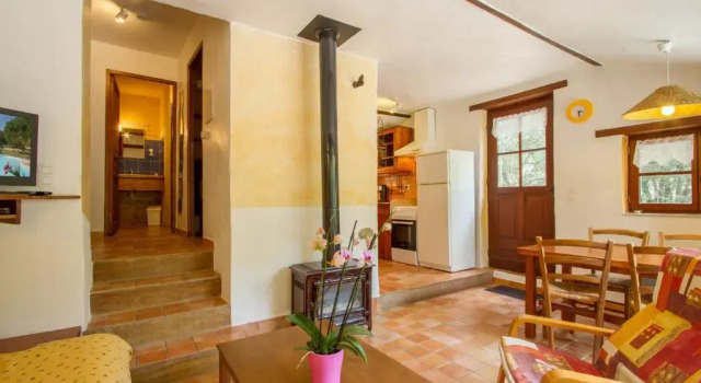 Коттедж Lou Petarel, Charming house with shared pool, nature an calm in Provence