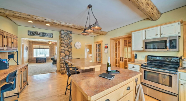 Коттедж 'the Farmstead' on 10 Acres w/ Mountain Views!