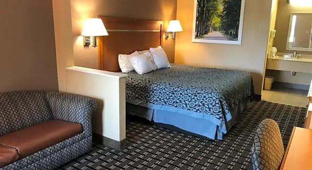 Люкс с видом на бассейн Days Inn by Wyndham Columbus