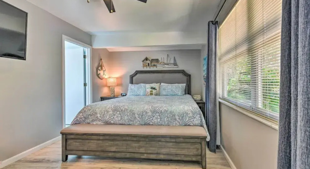 Canal-front Gem w/ Pool & Hot Tub in Anna Maria
