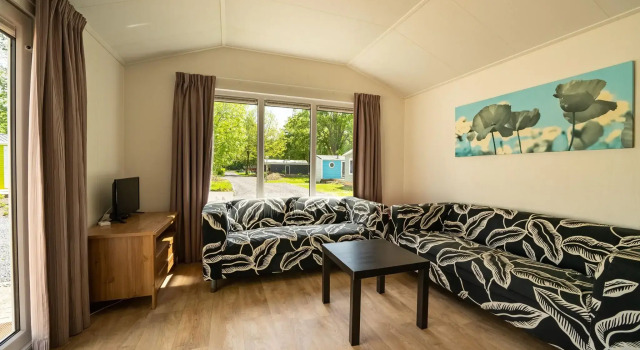Nice chalet with a combination microwave, in a holiday park near Amsterdam