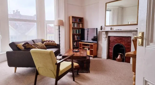 Bright, character 3 bed Apartment: 7 mins walk to sea