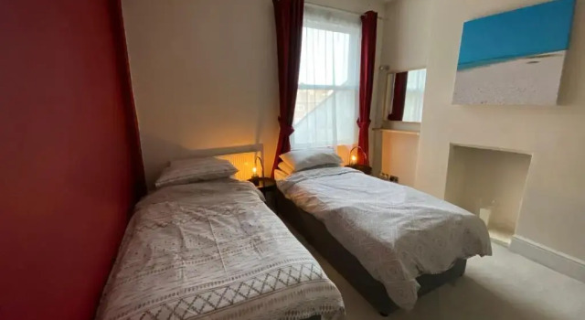 Апартаменты 3 bed Apartment in Colliers Wood