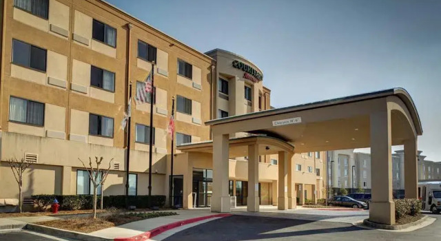 Courtyard by Marriott Atlanta Airport West, Забронировать Отель Ист-Пойнт Джорджия