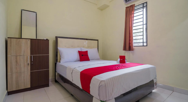 RedDoorz near Politeknik Negeri Medan, Book Guesthouse Medan Sumatra