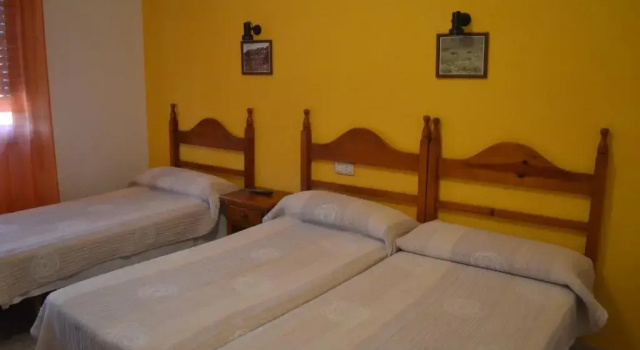 Трёхместный номер Standard Hostal Avenida