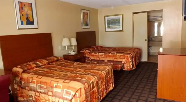 Четырёхместный номер Standard Plantation Inn Hotel and Lounge