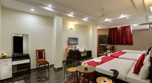 Четырёхместный семейный номер Standard c 1 комнатой Hotel Windsor Castle Inn