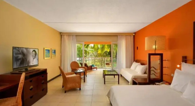 Двухместный номер Standard с балконом Victoria Beachcomber Resort & Spa