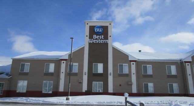 Кровать в общем номере Best Western Watertown