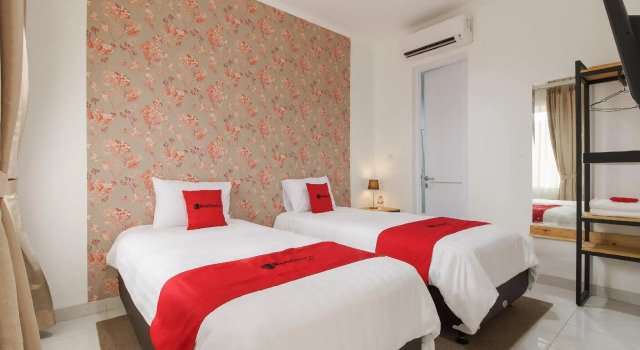 RedDoorz Plus near Exit Toll Puncak 2, Rezervasyon Otel Depok West Java