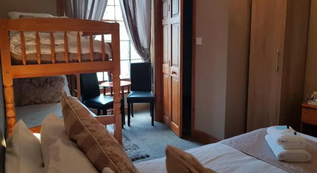 Четырёхместный номер Standard Waterfront Hotel