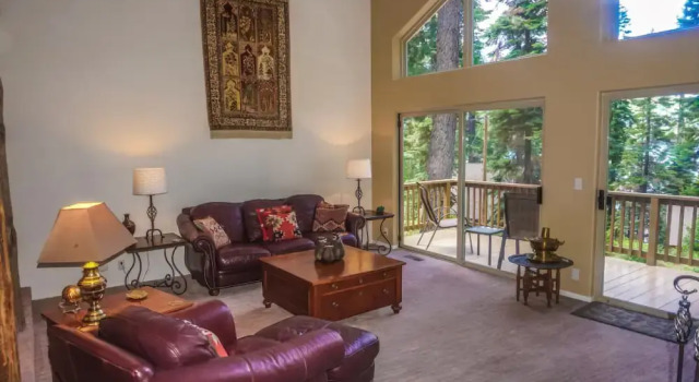 Rogers Retreat 3 Bedrooms 2.5 Bathrooms Home, Rezerwuj Hotel Hotele w Fallen Leaf z parkingiem, Parking
