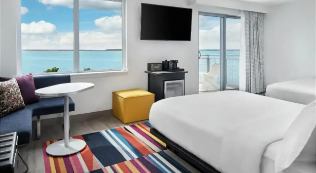 Четырёхместный номер Standard с балконом и с видом на воду Aloft by Marriott Ocean City