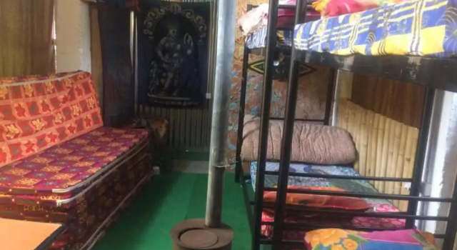 Кровать в общем номере Goroomgo Bros Hostel Manali