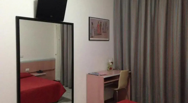 Hotel Mercurio, Забронировать Отель Отели в центре Саронно, в центре, Парковка