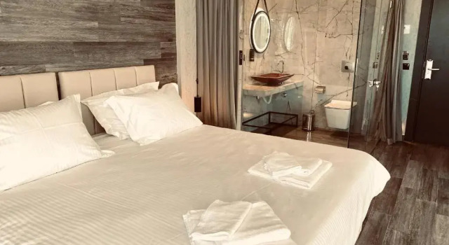 Deluxe Room 01