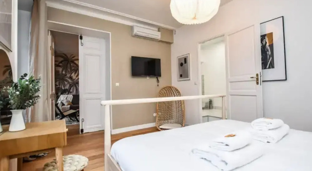 Chic Apartment - 3br/8p - Canal Saint-martin, Забронировать Апартаменты/квартира Отели Парижа с парковкой, рядом с Жак Бонсержан, Парковка
