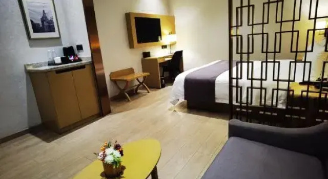 Люкс Homeinn Plus Hotel (Shanghai Zhonghuan Jinshajiang Road Fengzhuang Subway Station)