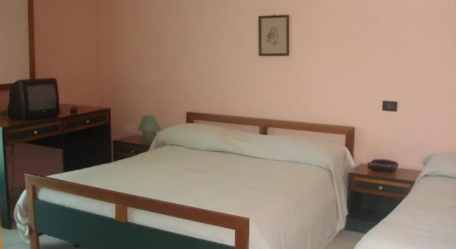 Четырёхместный номер Standard с балконом Hotel Grandinetti