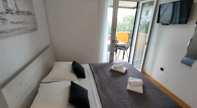 A4 Beachfront apt With big Terrace and sea View, Varaa Huoneisto Hotellit Strožanac pysäköinnillä, Pysäköinti