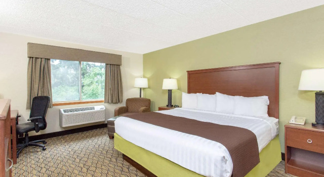Двухместный люкс Deluxe AmericInn by Wyndham Sheboygan