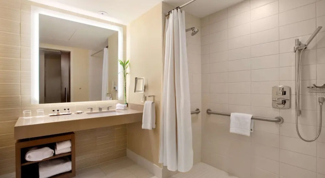 Четырёхместный номер Standard с видом на реку Fairmont Pittsburgh