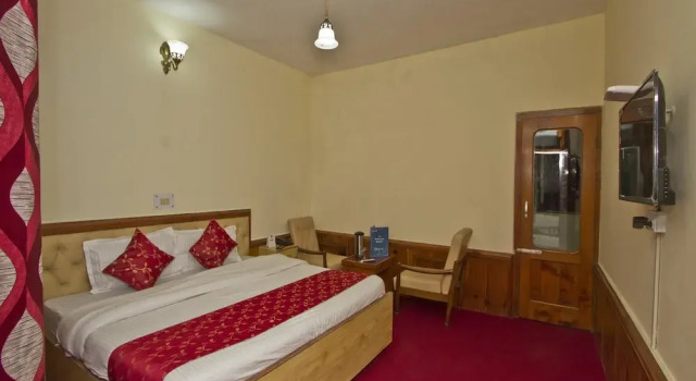 OYO 8895 Hotel Pine Grove, Забронировать Отель Отели Манали с парковкой, Парковка