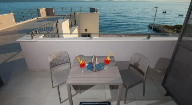 Апартаменты с балконом и с видом на море Seaside Luxury Suites