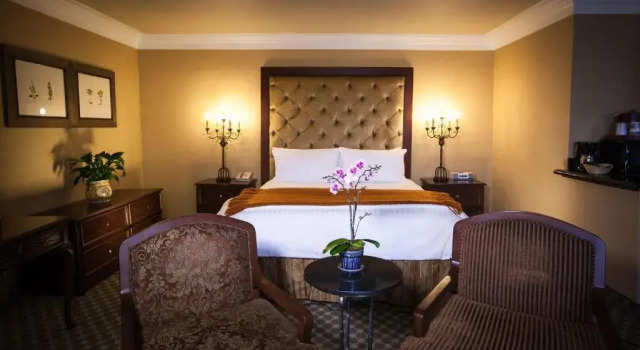 Двухместный люкс с балконом и с видом на город Best Western Plus Sunset Plaza Hotel