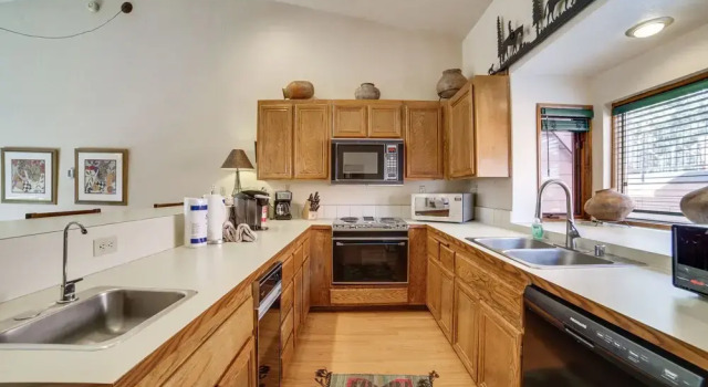 Mammoth Lakes Condo: Walk to Village & Gondola!