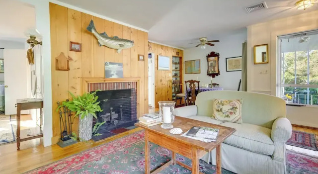 Walk to Beach & Main St Hyannis: Cape Cod Home!, Забронировать Дом для отпуска Хайаннис Полуостров Кейп-Код