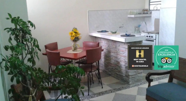 Enzo's Backpackers, Забронировать Отель Отели Гаваны с парковкой, рядом с Revolution Square, Парковка