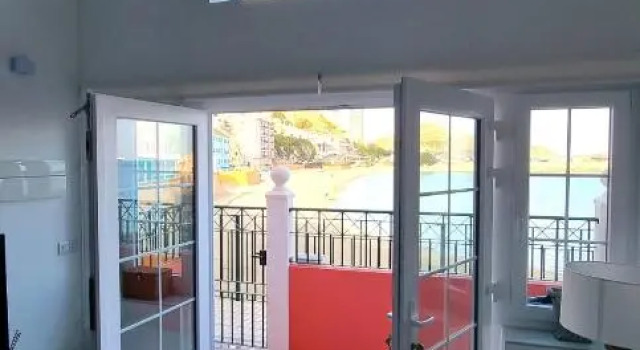 New beachfront duplex - sleeps up to 4, Забронировать Отель Отели Гибралтара с парковкой, Парковка