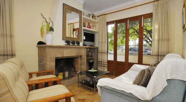 Well maintained house with garden 100m from the beach, patio, BBQ and wifi, 预订 度假屋 阿尔库迪亚 马略卡岛