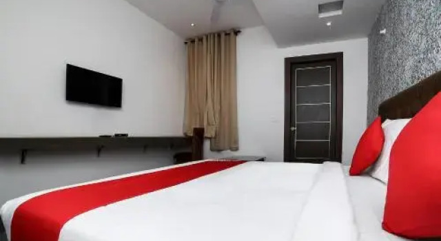 Oyo 24806 Hotel Pine, Забронировать Отель Отели Нью-Дели 3 звезды, 3*