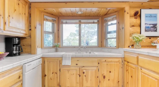 Коттедж с 3 комнатами с балконом Tanglewood by AvantStay 10mins to Bear Mountain Contemporary Hillside Cabin