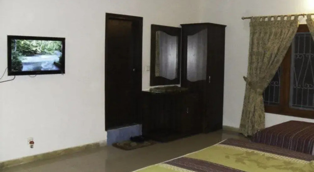 Hotel Rooms DHA, Book Guesthouse Hotels in PECHS with Parking, Parking