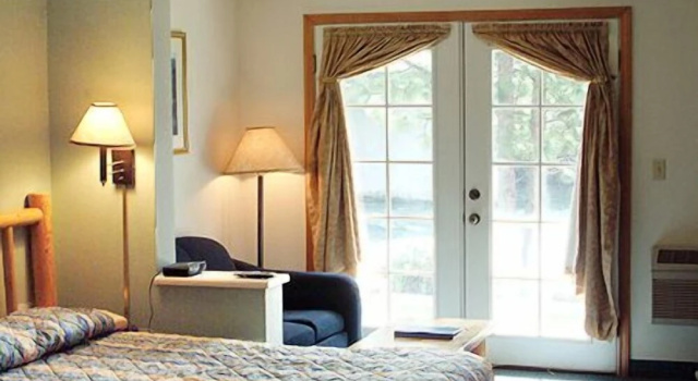 Четырёхместный номер Standard Edgewater Inn Shady Cove