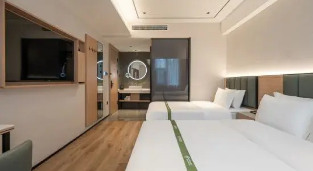 Семейный номер Standard Отель GreenTree Inn BengBu HuaiHe Road Pedestrian Street Hotel