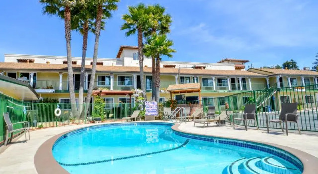 Кровать в общем номере Bay Front Inn
