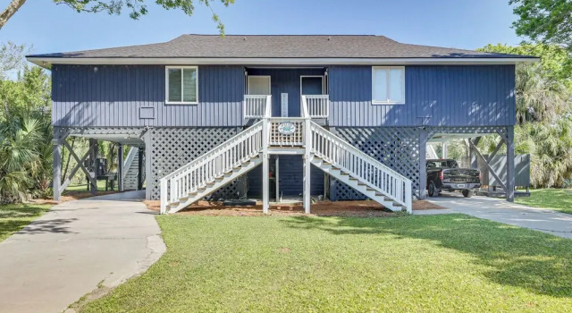 Коттедж с 3 комнатами с балконом Sunny Edisto Island Duplex - Half Mile to Beach!
