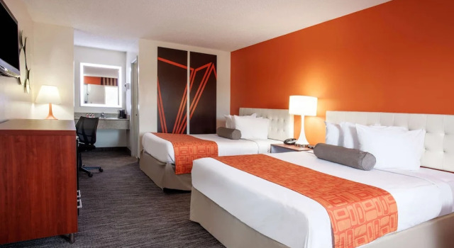 Четырёхместный номер Standard с балконом Howard Johnson by Wyndham Vero Beach/I-95