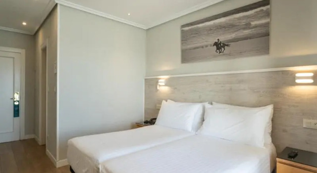 Двухместный клубный номер Standard с балконом и с видом на море Hotel Silken Don Pepe y Don Pepe Ría