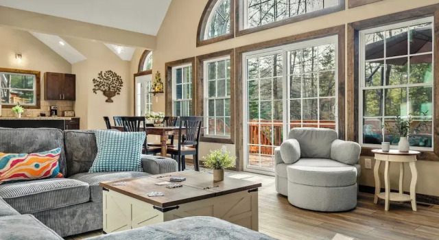 Waterfront Priv Dock, Hot Tub, Game Room Lakeview Sunset Heaven by Avantstay, Book Feriehus Sommerhuse i Monroe County, Hytte