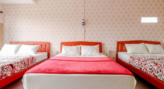 Camera quadrupla familiare Standard Hotel Bintang Mitra RedDoorz