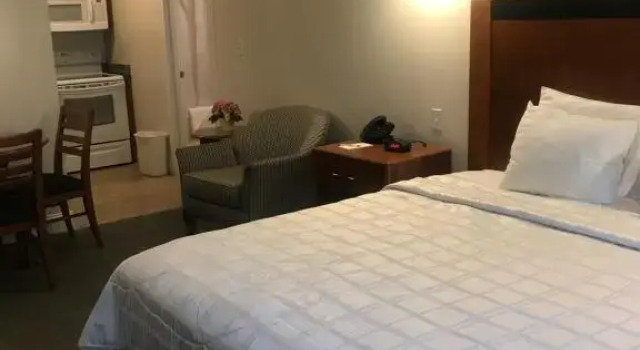 Студия Crescent Suites Hotel
